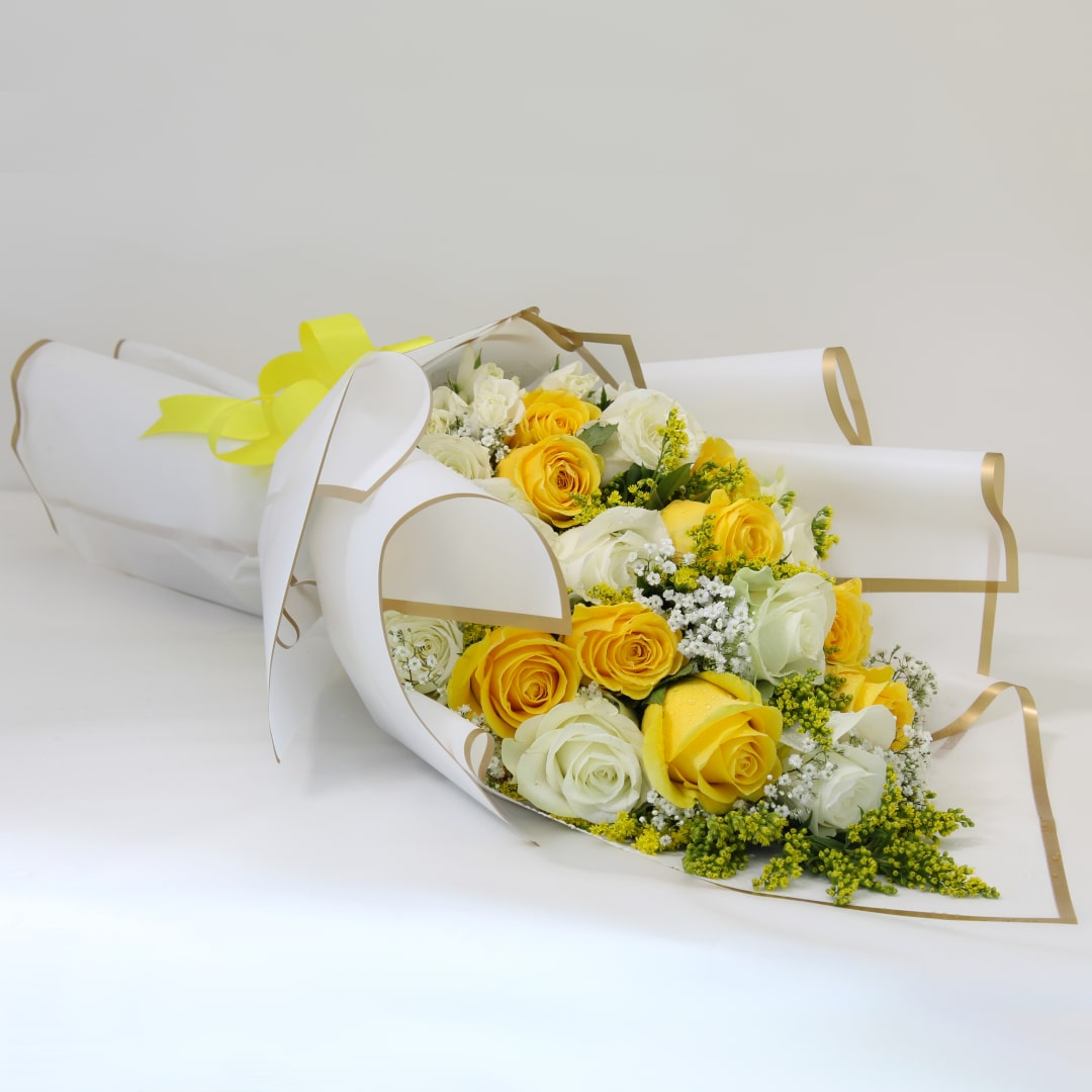 bouquet-of-white-and-yellow-roses-003-min.jpg